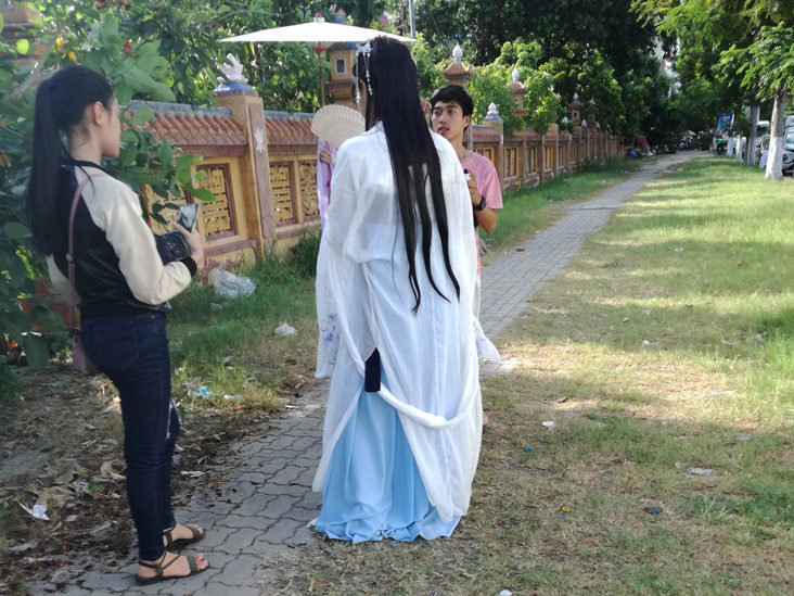 tacking pictures of a bride in da nang