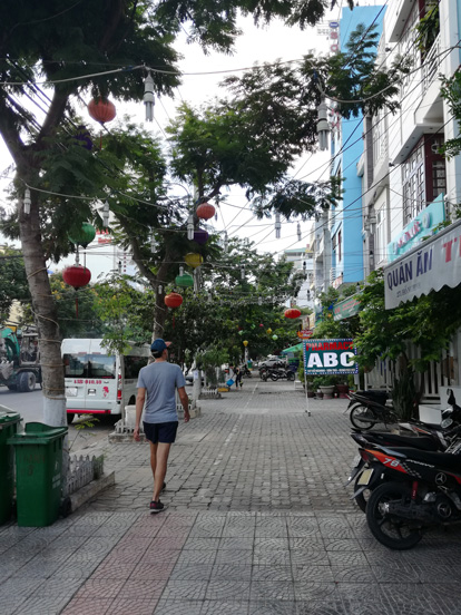 walking in da nang city