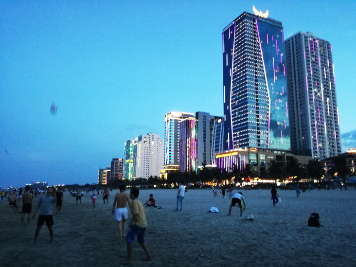 da nang beach people playing football