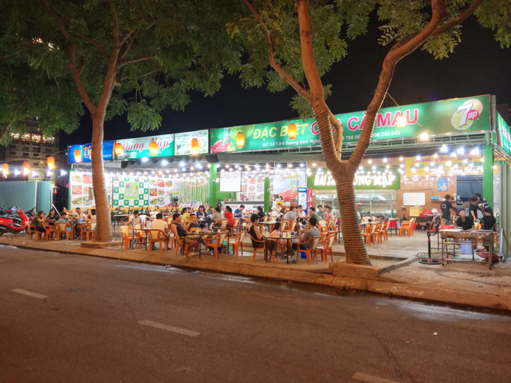 Restaurant in Da Nang Vietnam, traditional vietnamese food