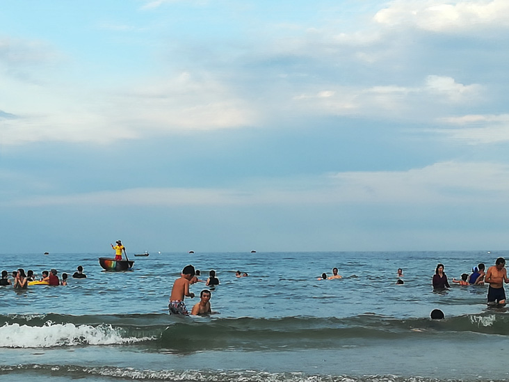 Da Nang beach people swiming