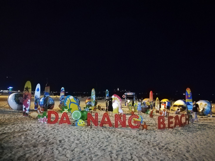 Da Nang Beach vietnam at night