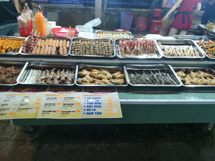 food in son tra night market in da nang