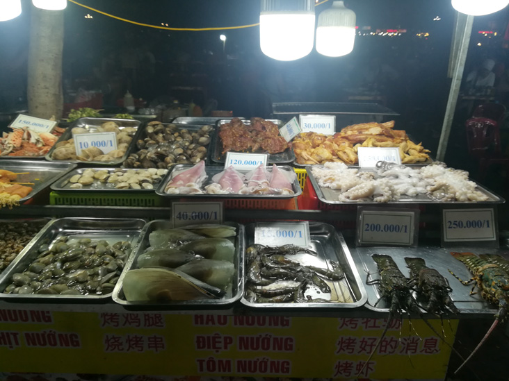 fresh food in night market da nang