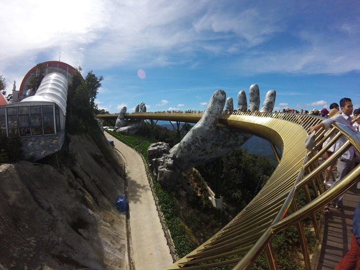 golden bridge in ba na hills is a bidge holding by 2 hands