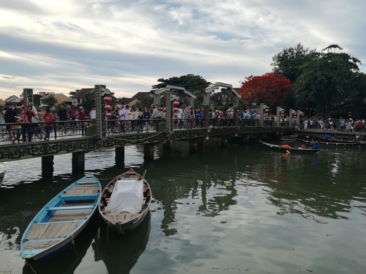 lot of people on the bridge that connect old town and the night market island