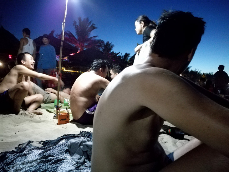 people eating at hoi an beach