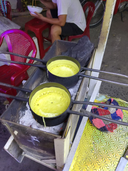 cooking a delicius dessert in hoi an
