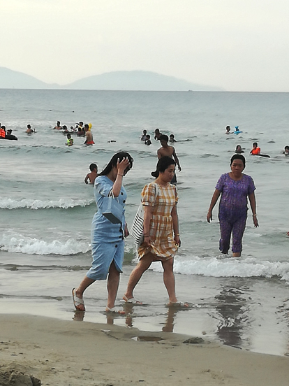 Da Nang beach people who do not dress a Swimwear