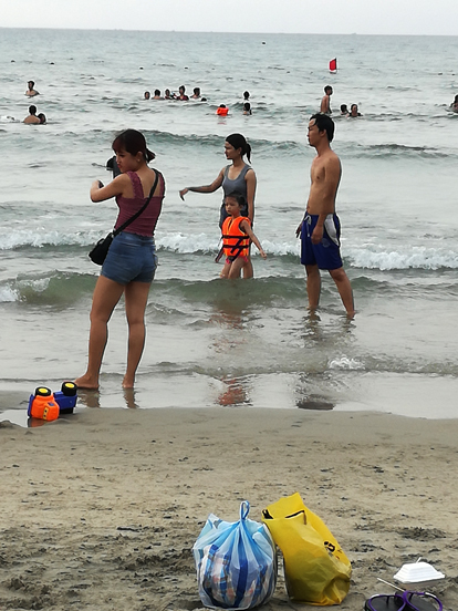 people wearing urban clothes to go to the sea