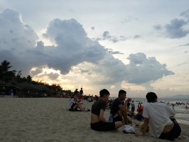 sunset in hopi an beach, the perfect time to go to the beach