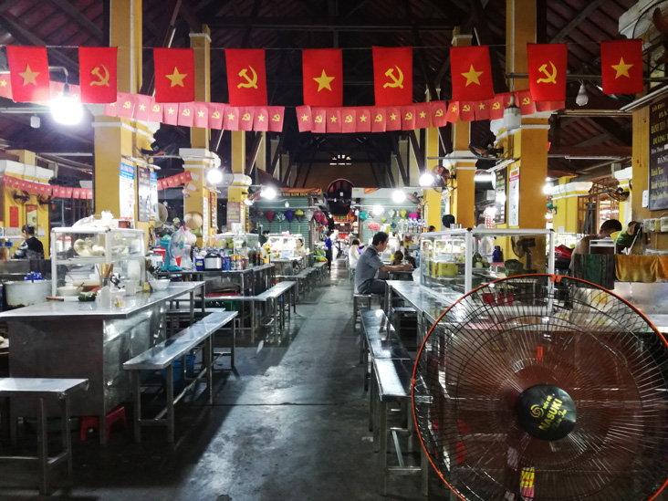 food court in hoi an market