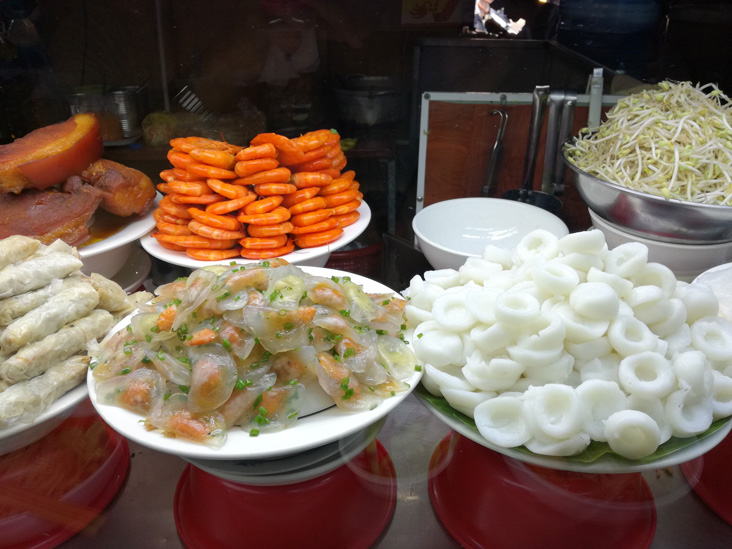 Food ate the old market in hoi an