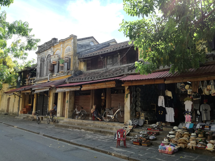 hoi an old town some people wait for turist