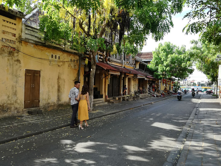 taking pictures of a couple in hoi an