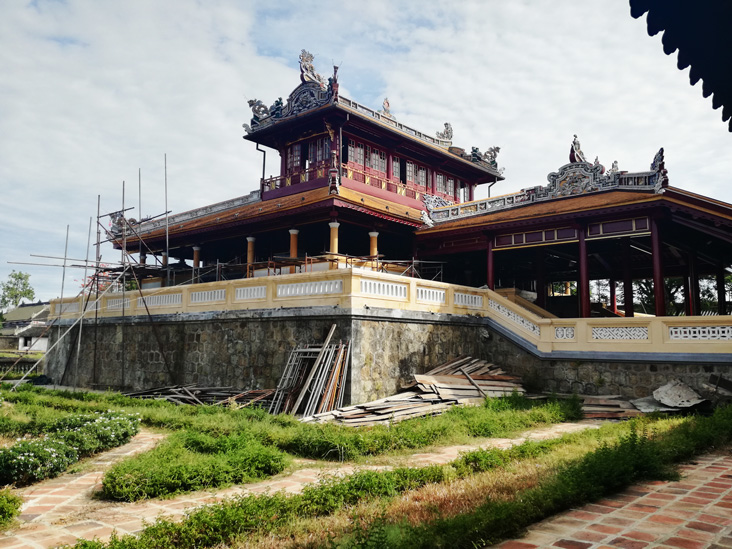 Restoring a building in the imperial city of hue
