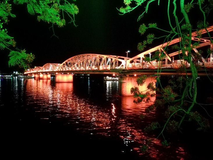 a bridge in the city of hue with nice lights