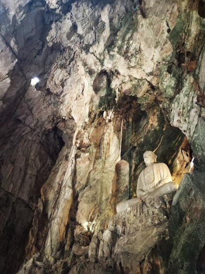 buda monument in marble mountians da nang