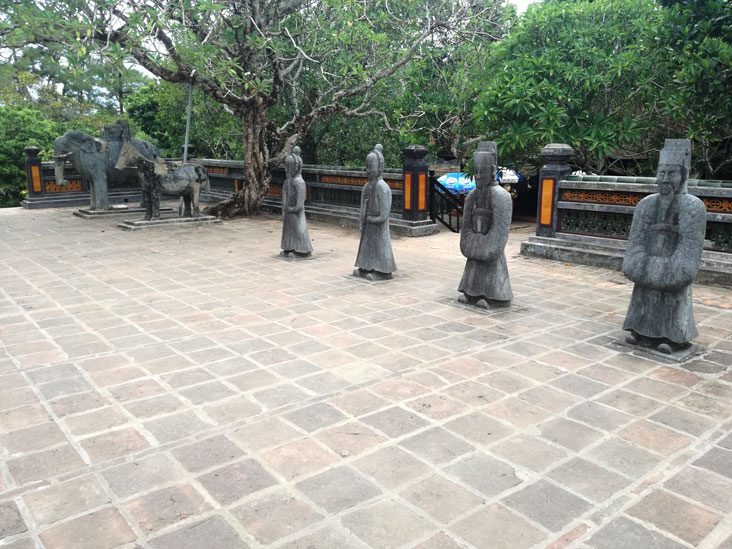 protectors of the tomb according to the vietnamese culture