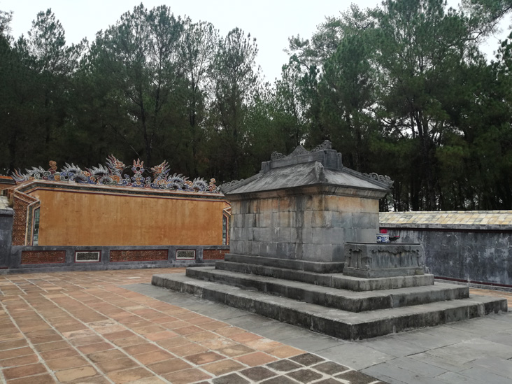 the place where is buried the body of the emperador tu duc in hue