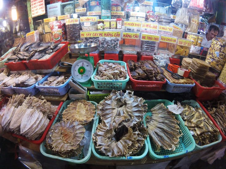 market stall in cho ben thanh