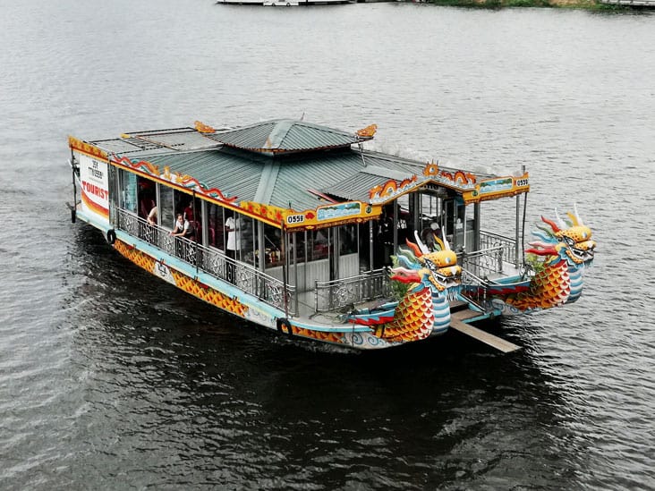 dinner in a cruise in ho chi minh vietnam